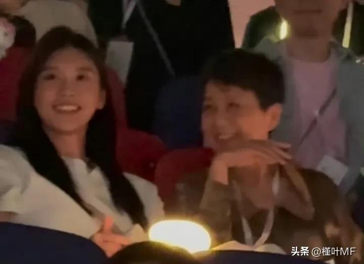 奚梦瑶陪婆婆赌王四太梁安琪一起看周杰伦的演唱会，婆媳两笑的好开心啊！想不到赌王四