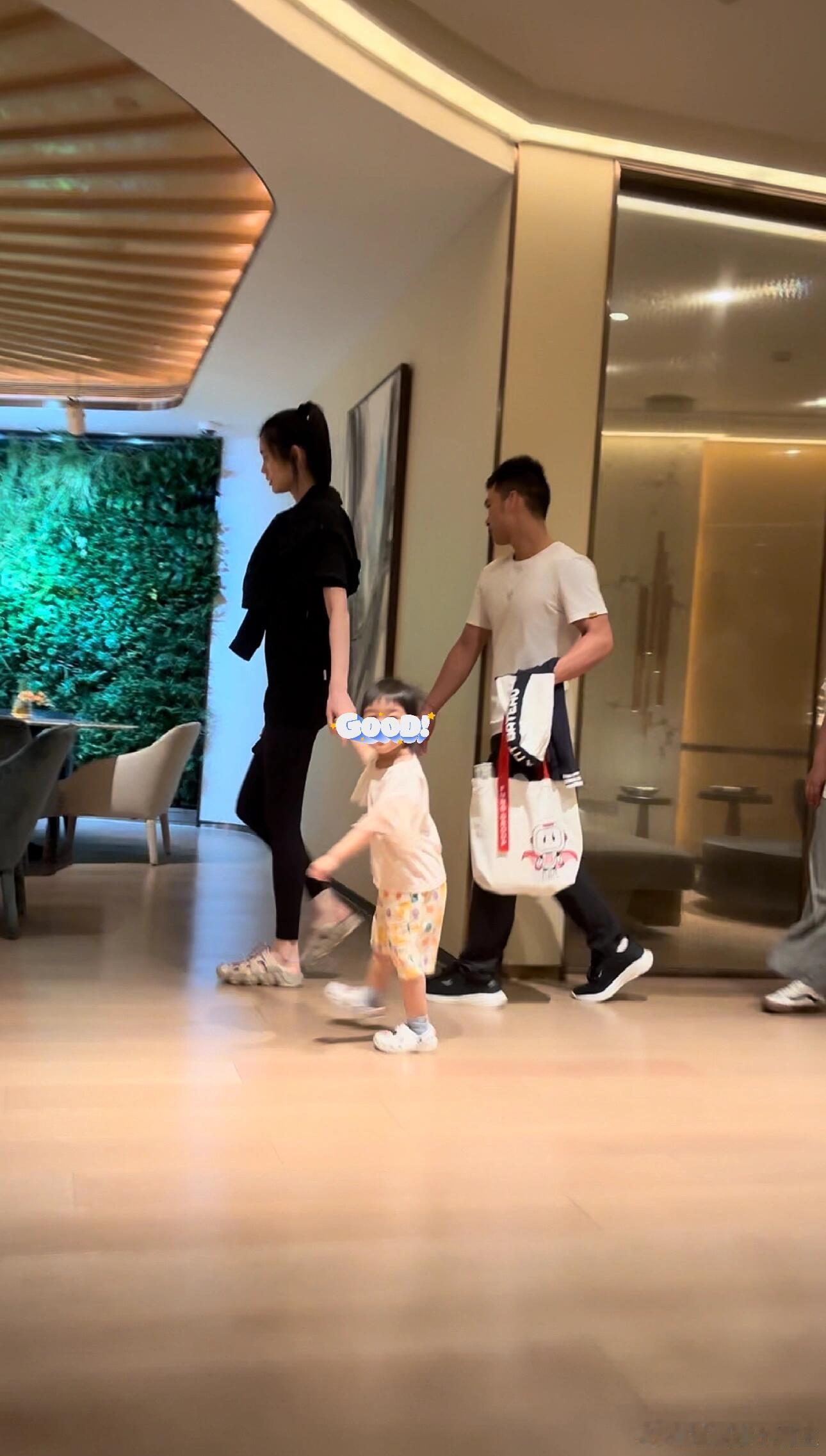#奚梦瑶小区遛娃##奚梦瑶2岁女儿身高# 网友偶遇奚梦瑶小区遛娃，母女俩牵手同框