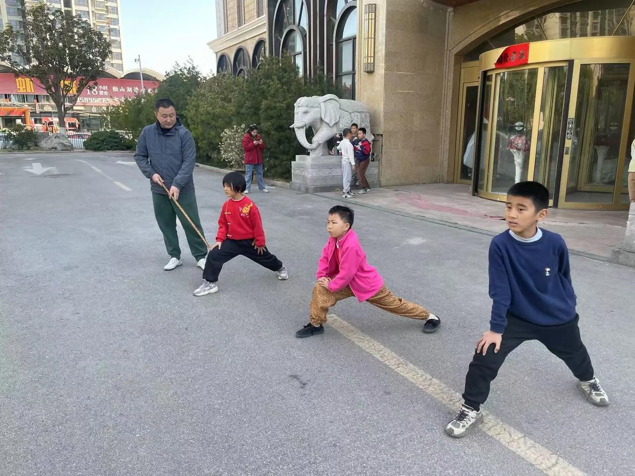 周末孩子能来练功，少年初学武术以长拳基本功为主，以身体柔韧性和协调性训练为重点，