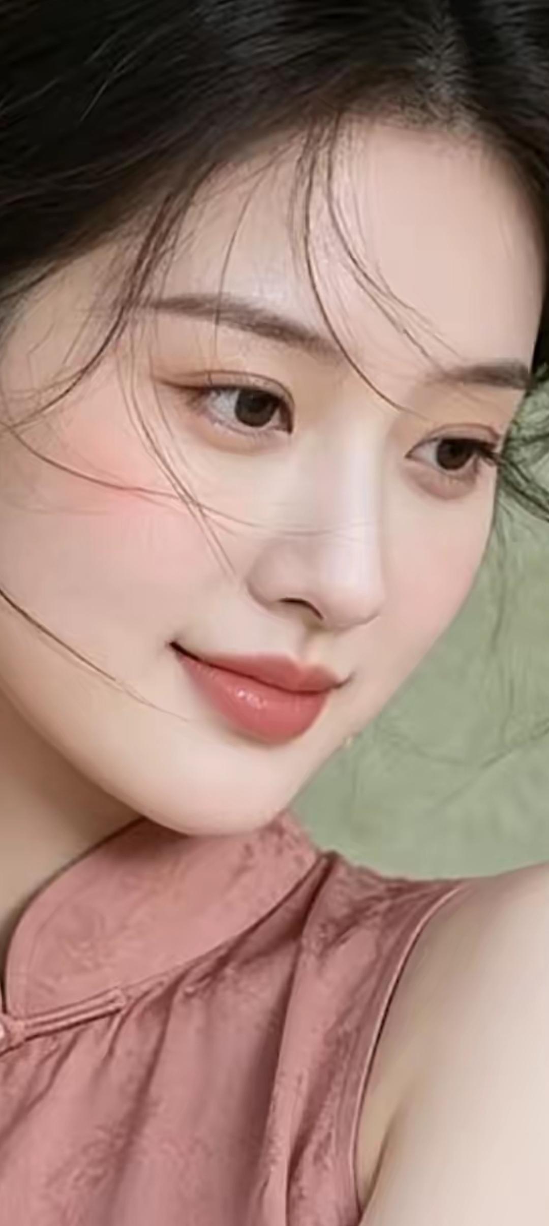 温柔甜美的少女，粉色上衣，微笑动人。