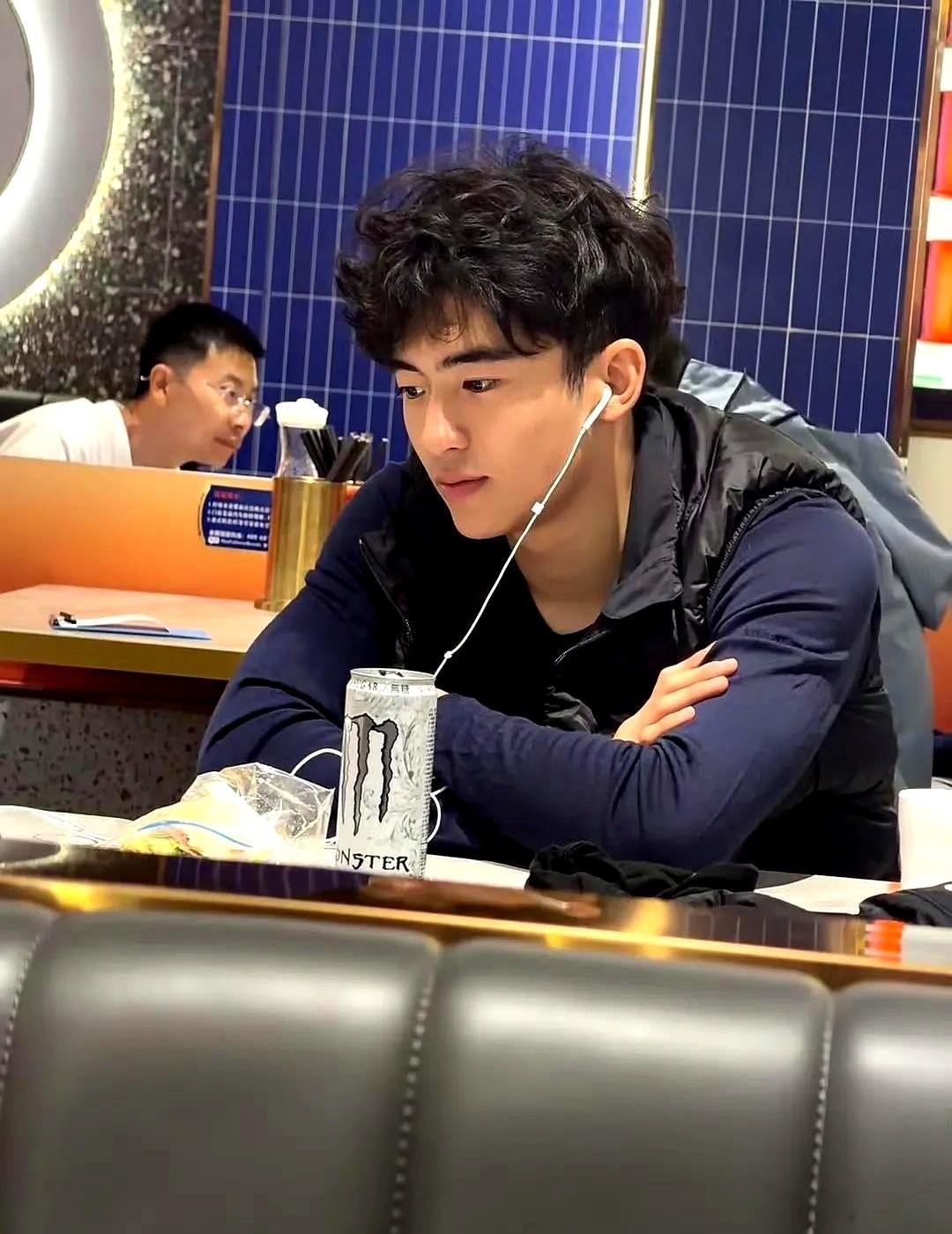 当全网等着看星二代“长残”，谢霆锋儿子却用一招让所有人闭嘴。
最新校园照片流出。