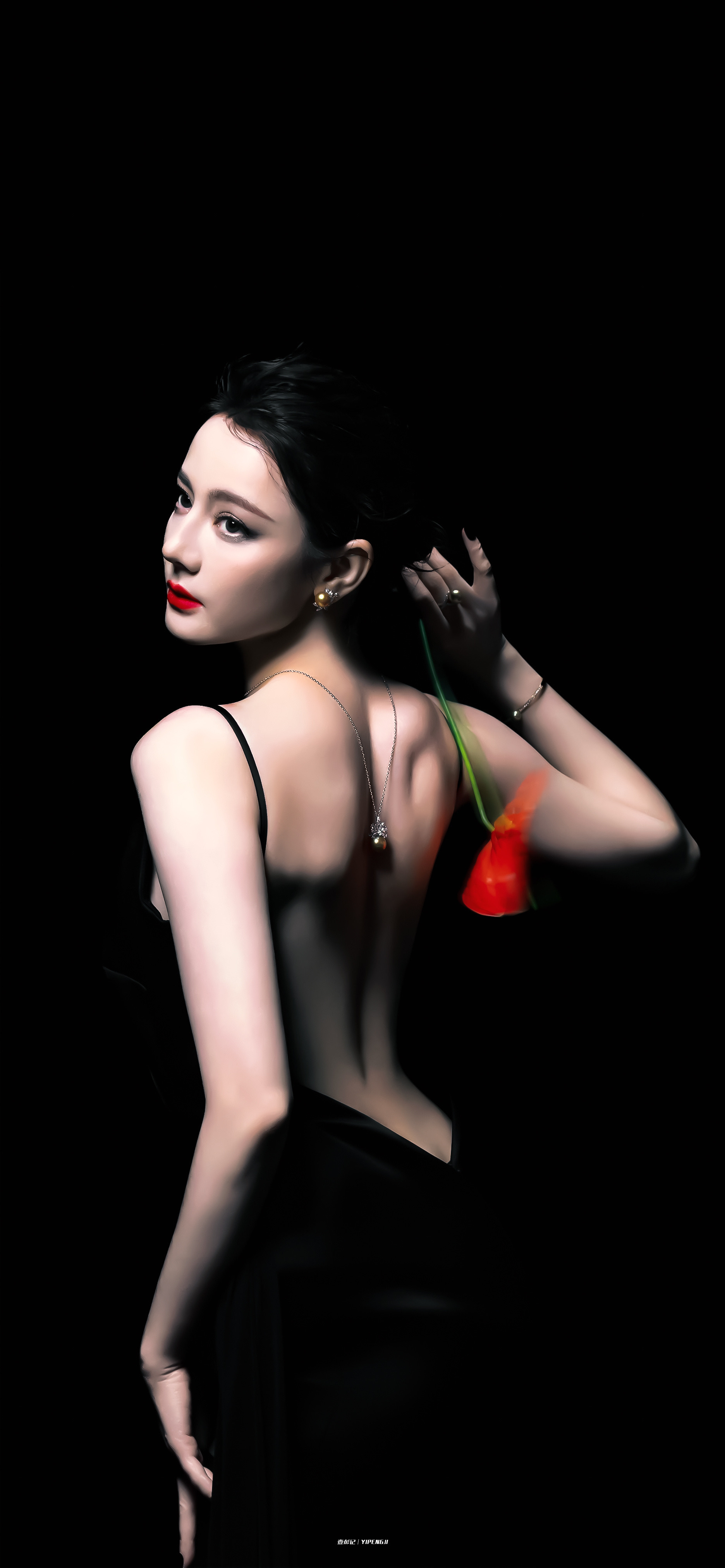 投稿  迪丽热巴 【感受这个美背】 