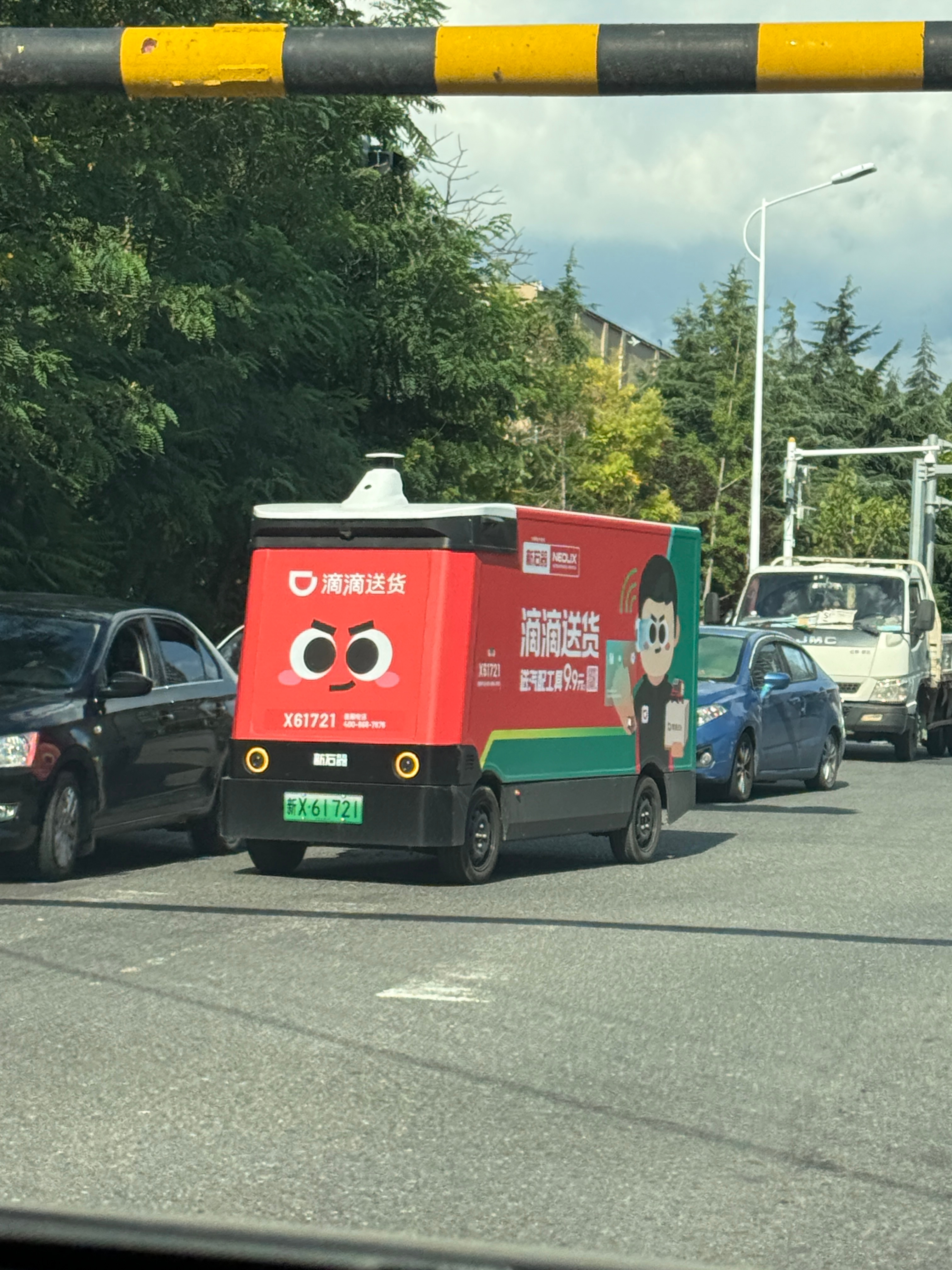 路上堵车的原因竟然是…… ​​​