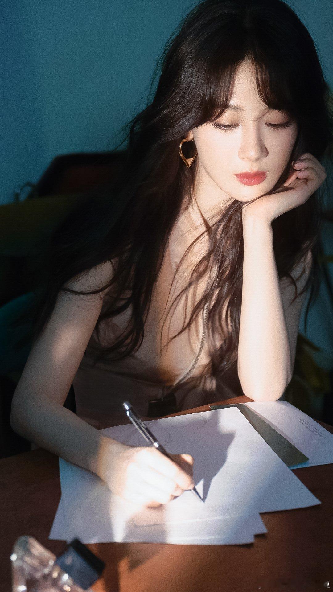 杨紫[超话] yz杨紫  “在这个繁杂的世界，只愿你能万事顺遂，星途璀璨平安多喜