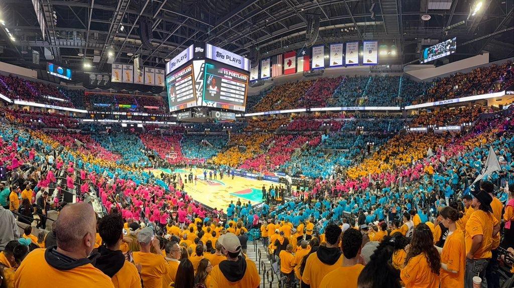 🤡👉比尔西蒙斯抨击马刺主场的主题T恤：“你们作为一支拿过5次总冠军的球队，现