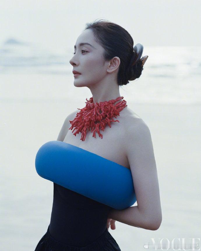 杨幂 幂马锁幂马锁是什么奇奇怪怪的梗啊哈哈，咱幂姐明显一脸不解但还是听话营业，主