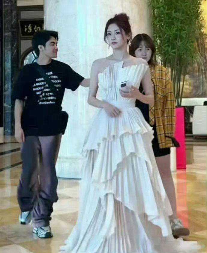 苗苗是我见过唯一一个，生了三个孩子，身上却没有一丝妈味儿的人 ​​​[good]