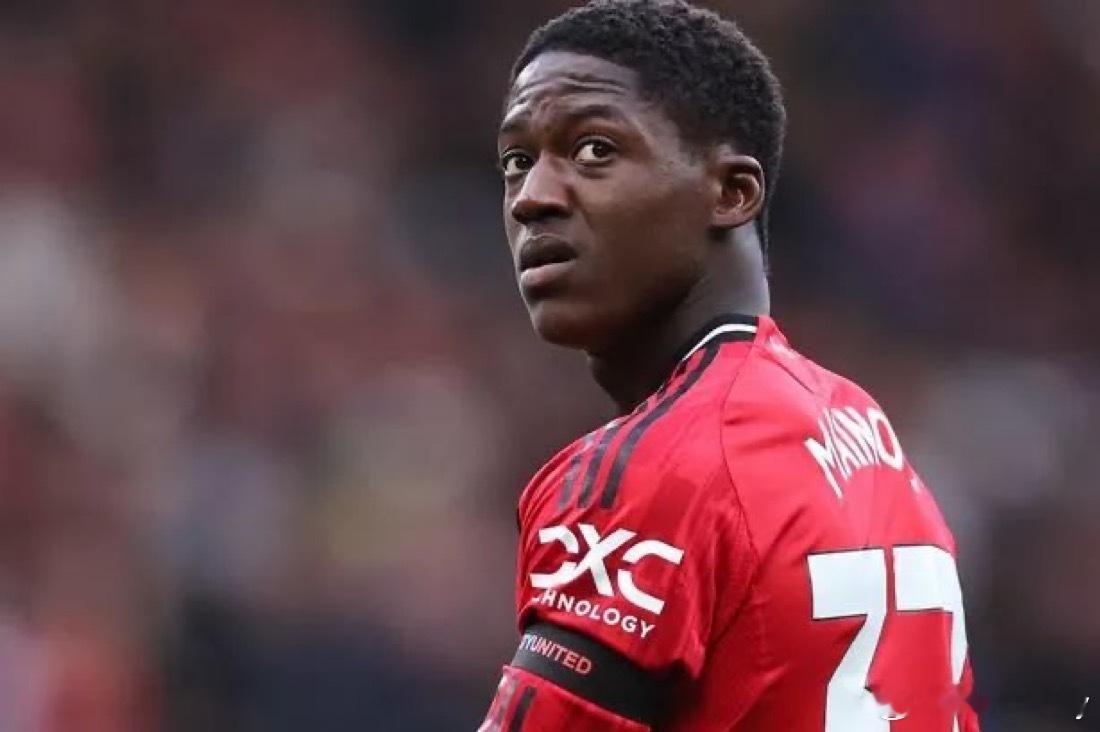 梅努的处境确实很艰难。他7岁从青训学院一路晋升，两年前就像一颗新星冉冉升起，然而