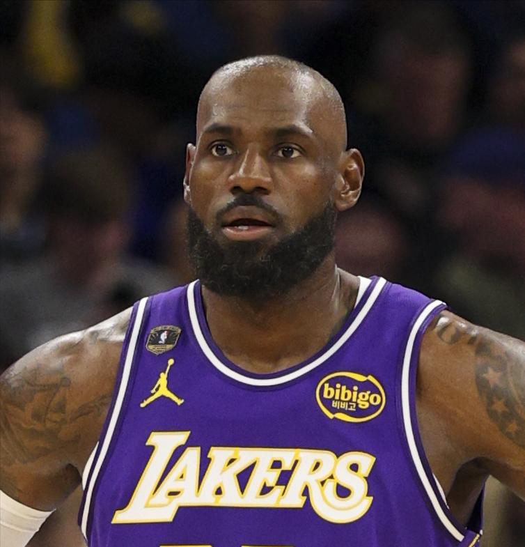 湖人詹姆斯对阵勇士战绩：

常规赛：14胜7负
季后赛：4胜2负
附加赛：1胜0