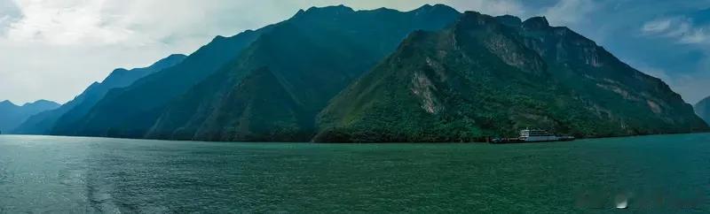 去宜昌游三峡，3 - 5月和9 - 11月是最佳时段。3 - 5月气温回暖，山间