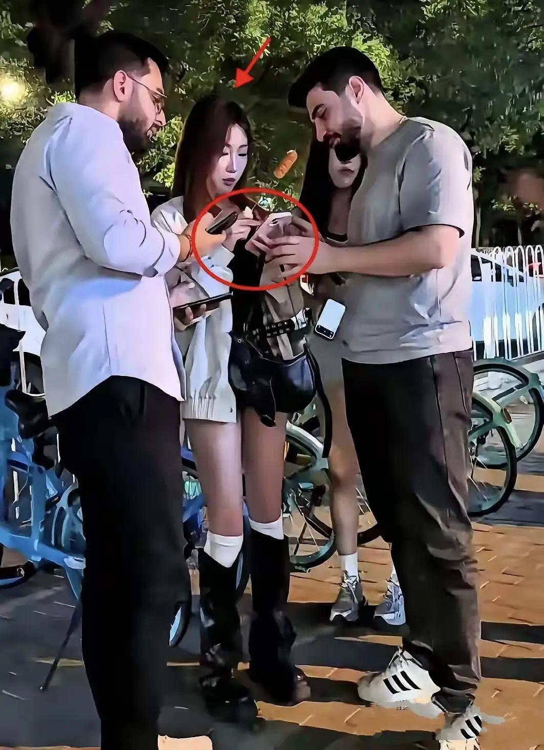 其实就是虚荣心在作怪，让国内女孩爽快答应外国男人的搭讪请求，好在众人面前显摆一下