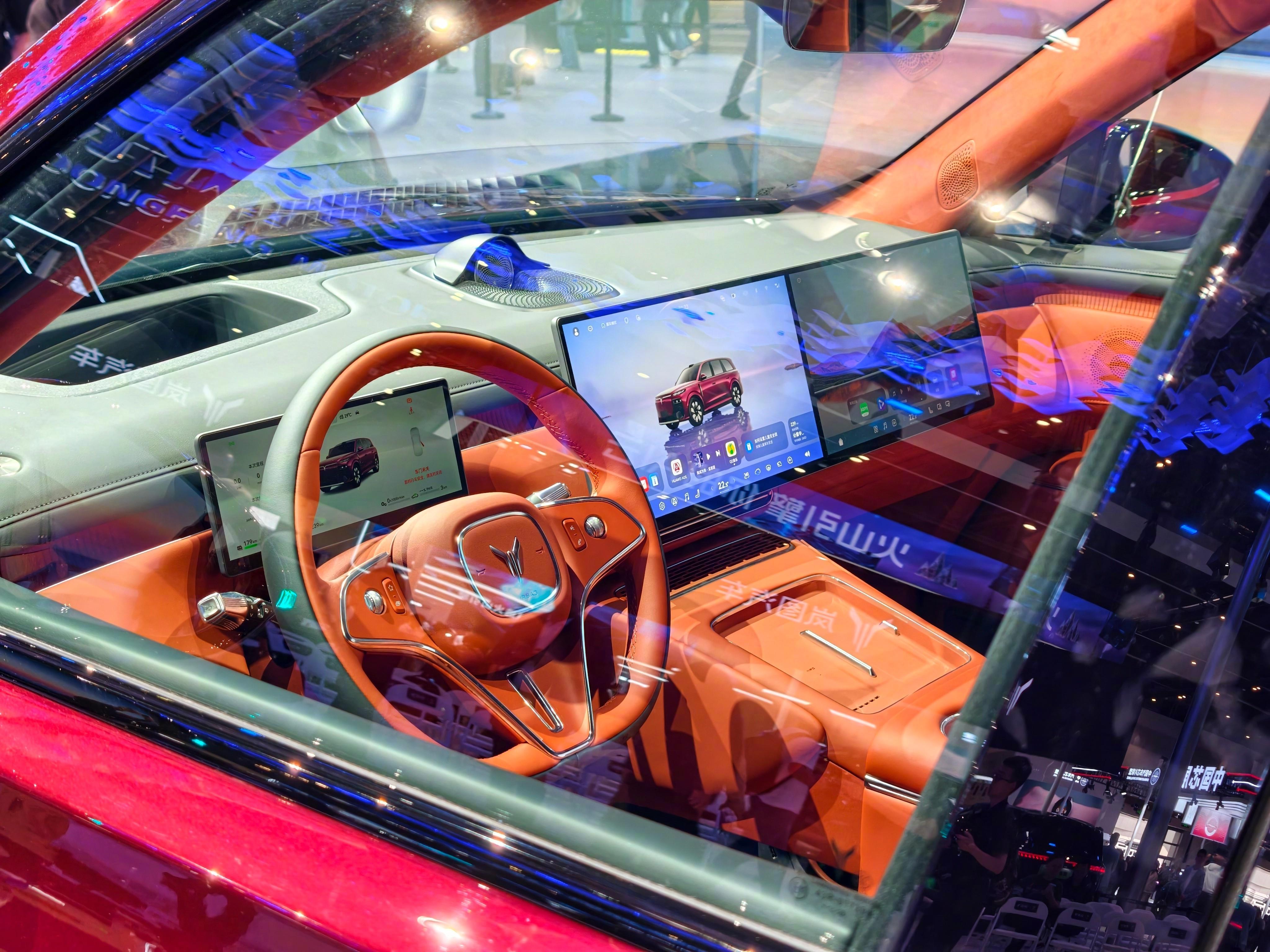 来到岚图的展台了。这次"五座新王"岚图泰山X8重磅亮相，岚图泰山黑武士、岚图梦想