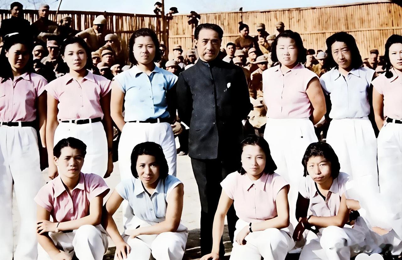 这是1937年“青浦特训班”女学员的一张最后合影，培训班开班时共有408人，女生