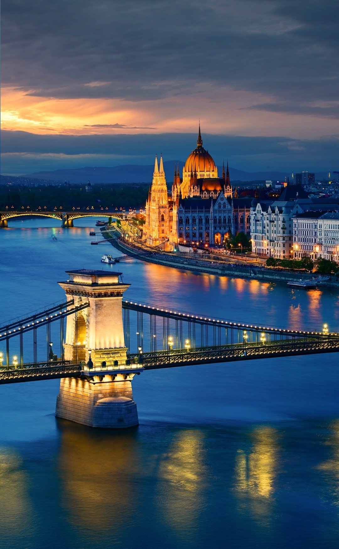 多瑙河穿城而过，布达佩斯的灵气，藏在千年流淌的历史里链子桥的晨雾、渔人堡的圆顶、