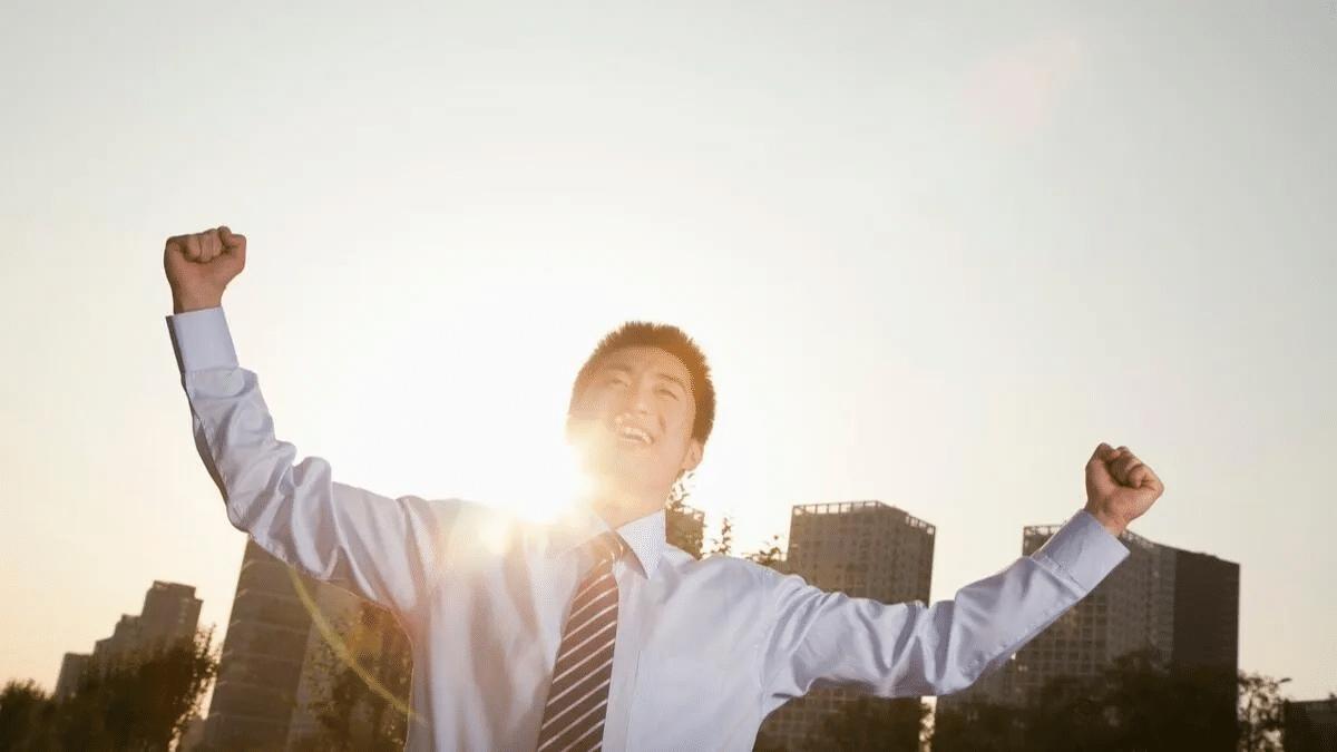 心揣暖意，眼底藏光，人生何来荒凉可言。日子总有高低起伏，前路难免荆棘丛生，谁不曾