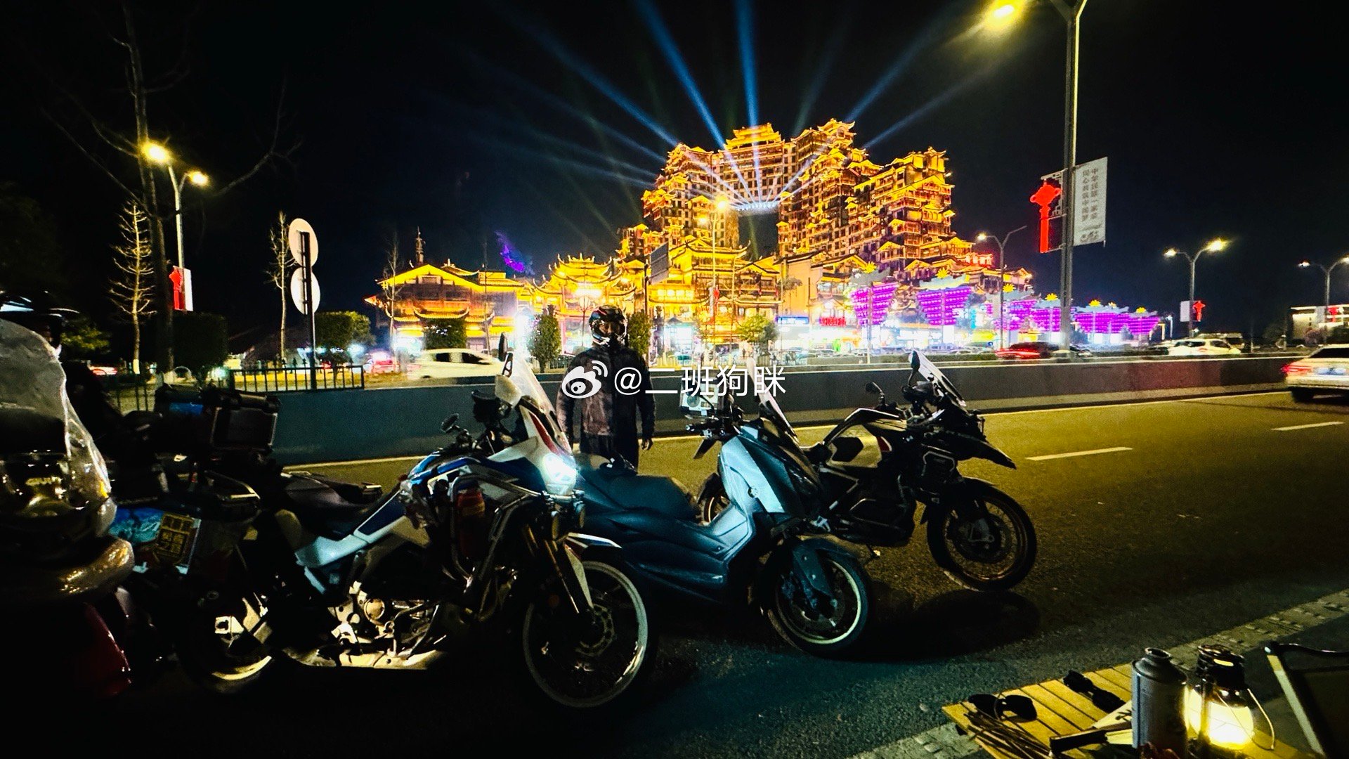 张家界的72奇楼据说原来是个违建，但网上火了以后就成景点了，这张照片收了我10块