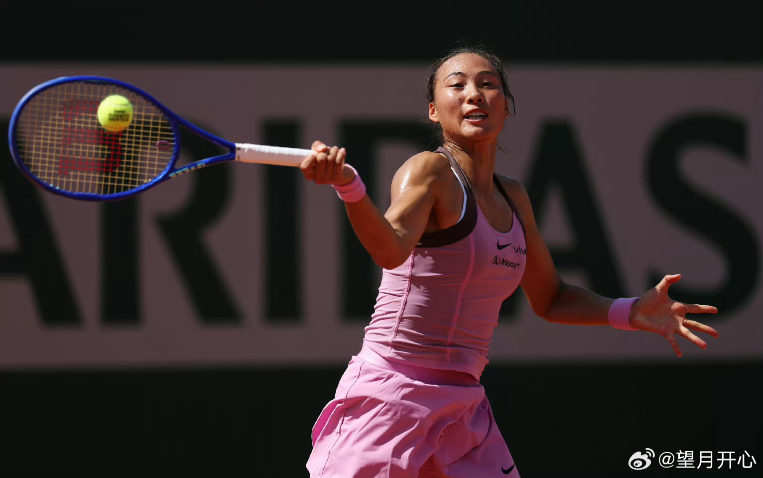 郑钦文0比2赫瓦林斯卡2026法网女单首轮罗兰加洛斯 中国金花郑钦文0-2（4-