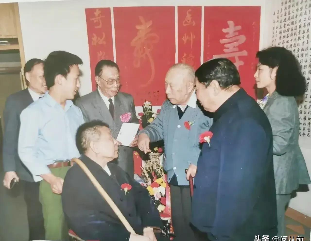 1991年4月，301医院病房里挤满了开国上将，坐轮椅的钟期光突然从脖子上解下一