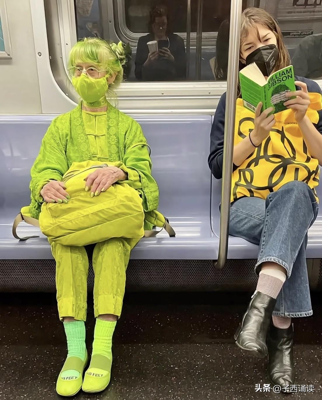 太震撼了！这两天坐地铁上班，总是看到一位童话故事中的老太太，每天穿着不同款式的华