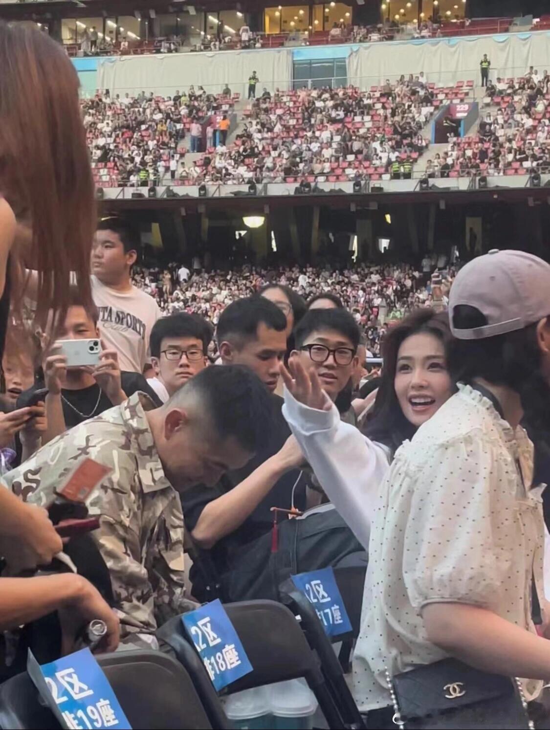 #白鹿和陆虎的友谊#在不温不火时就熟的好朋友！明显可以看到白鹿见到陆虎时的喜悦～