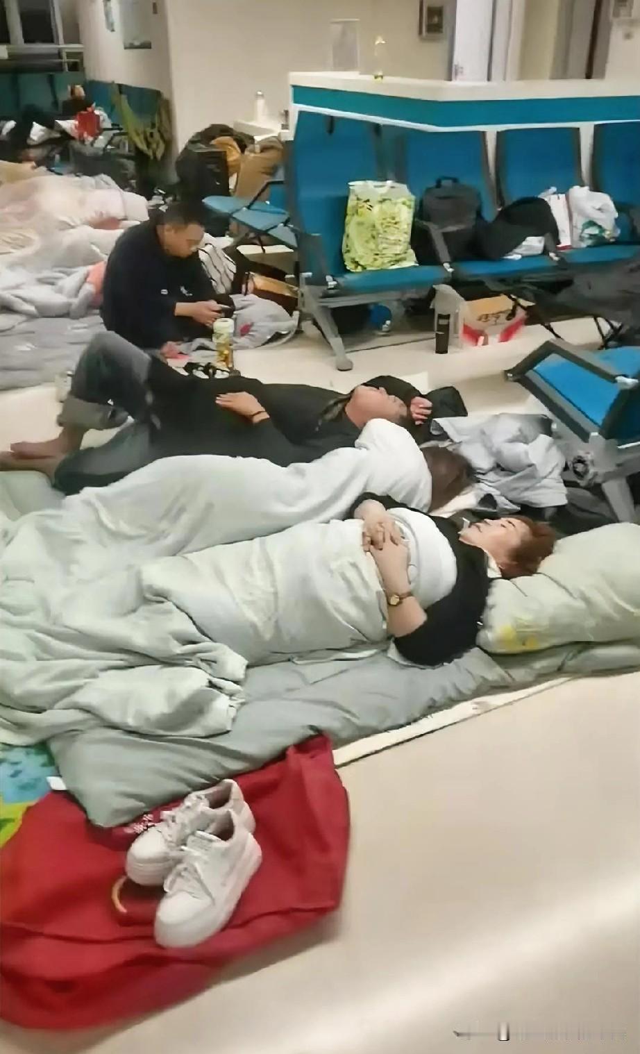 这里是医院，重症监护室，这里不是天堂，有人在外面哭，有人在里面现实。

说句实在