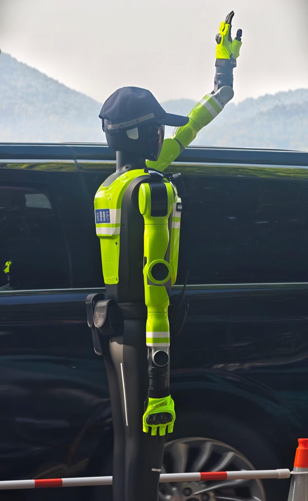 （前沿）
一路随拍
全国首支机器人交警中队在杭州正式上岗执勤……
