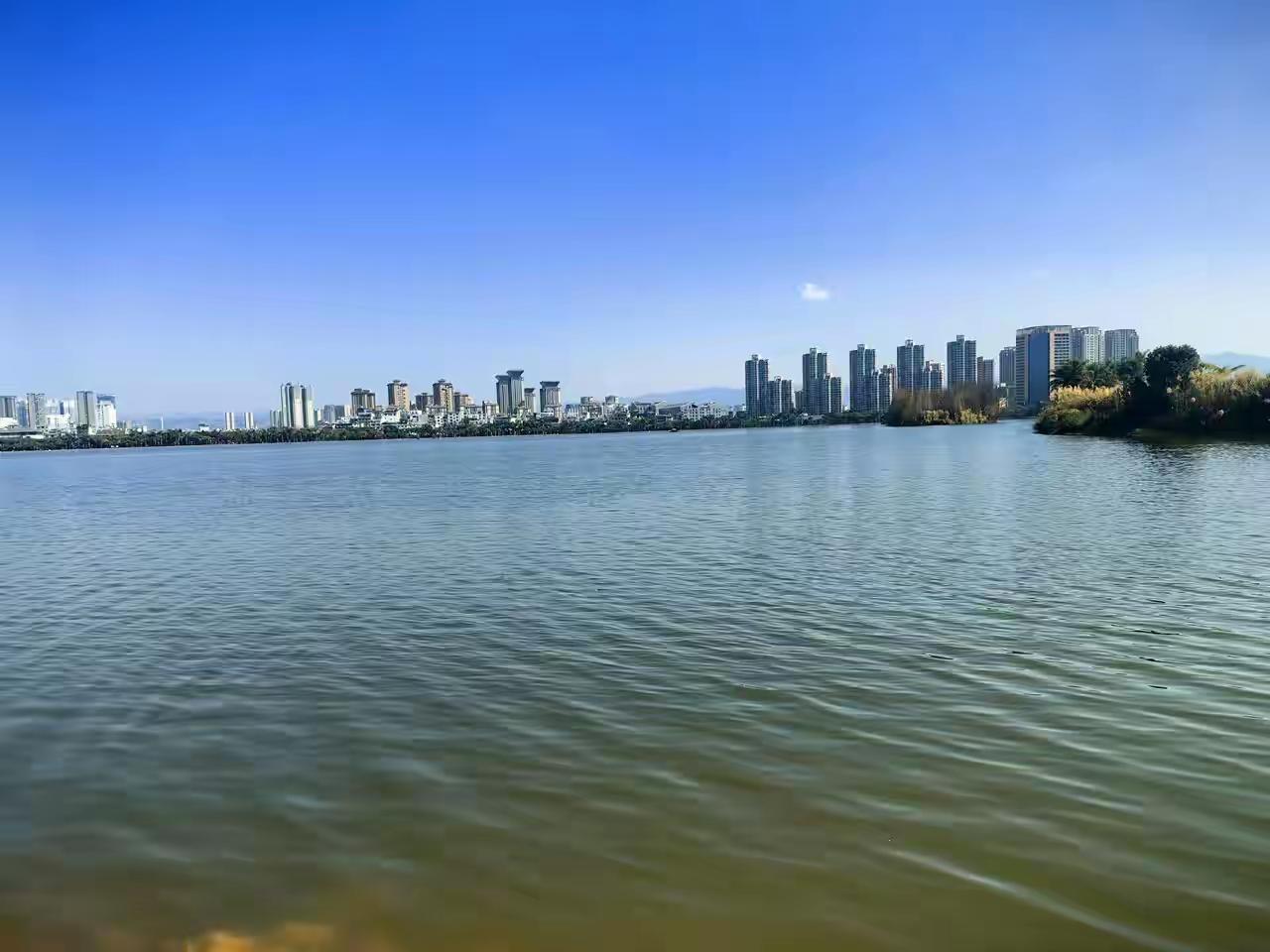 弥勒的景色宜人，一个字美，譬如说湖泉森林公园，太让人喜欢了。但是就有一点小遗憾的