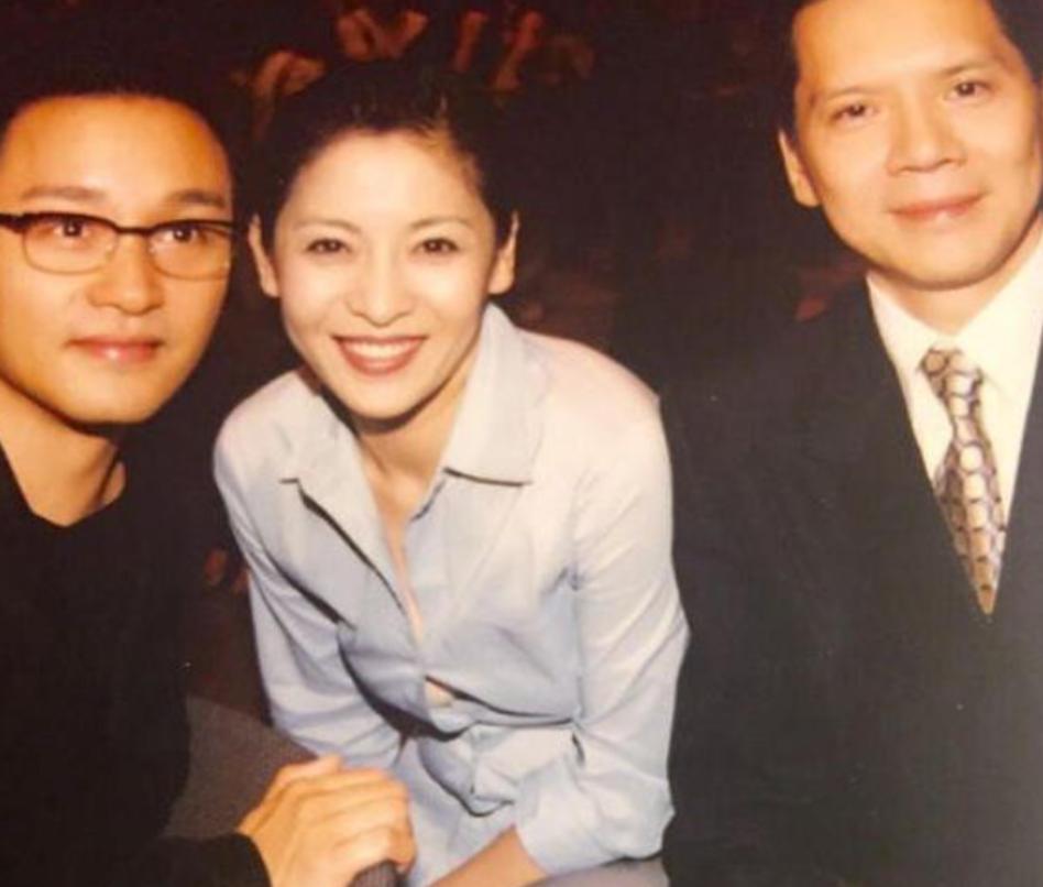 2003年，张国荣在跳楼前，给向太打电话，说：“我没有得抑郁症，我也没有遇邪……