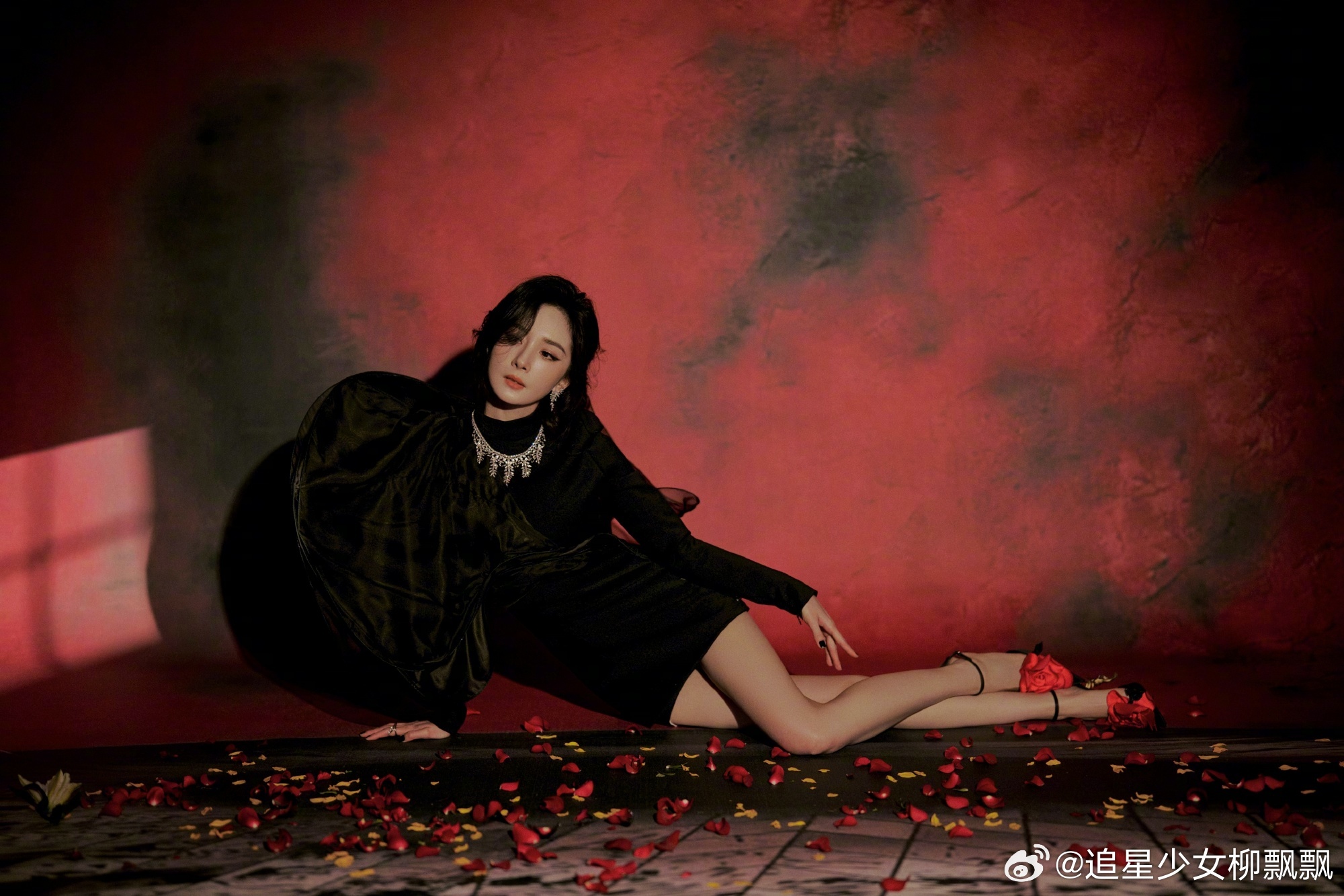 杨幂黑裙女王气场 独树一帜的黑玫瑰，女王气场迷死谁了[舔屏] ​​​杨幂黑牡丹的