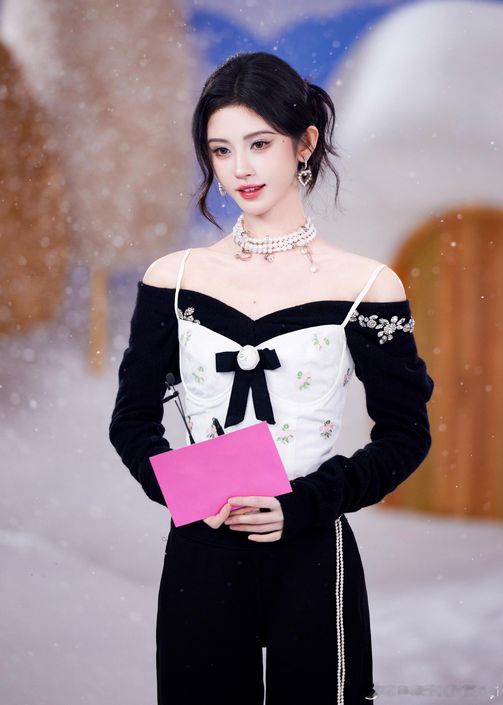 鞠婧祎[超话]   jjy 鞠婧祎粉墨江湖 jjy 鞠婧祎澹台台你爱搭不理的样子
