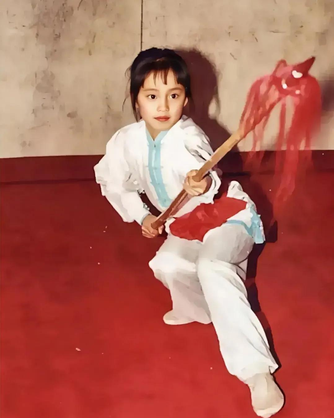 90年代，一个身怀绝技的小姑娘在辽宁鞍山默默练武，她后来成为娱乐圈里备受瞩目的大