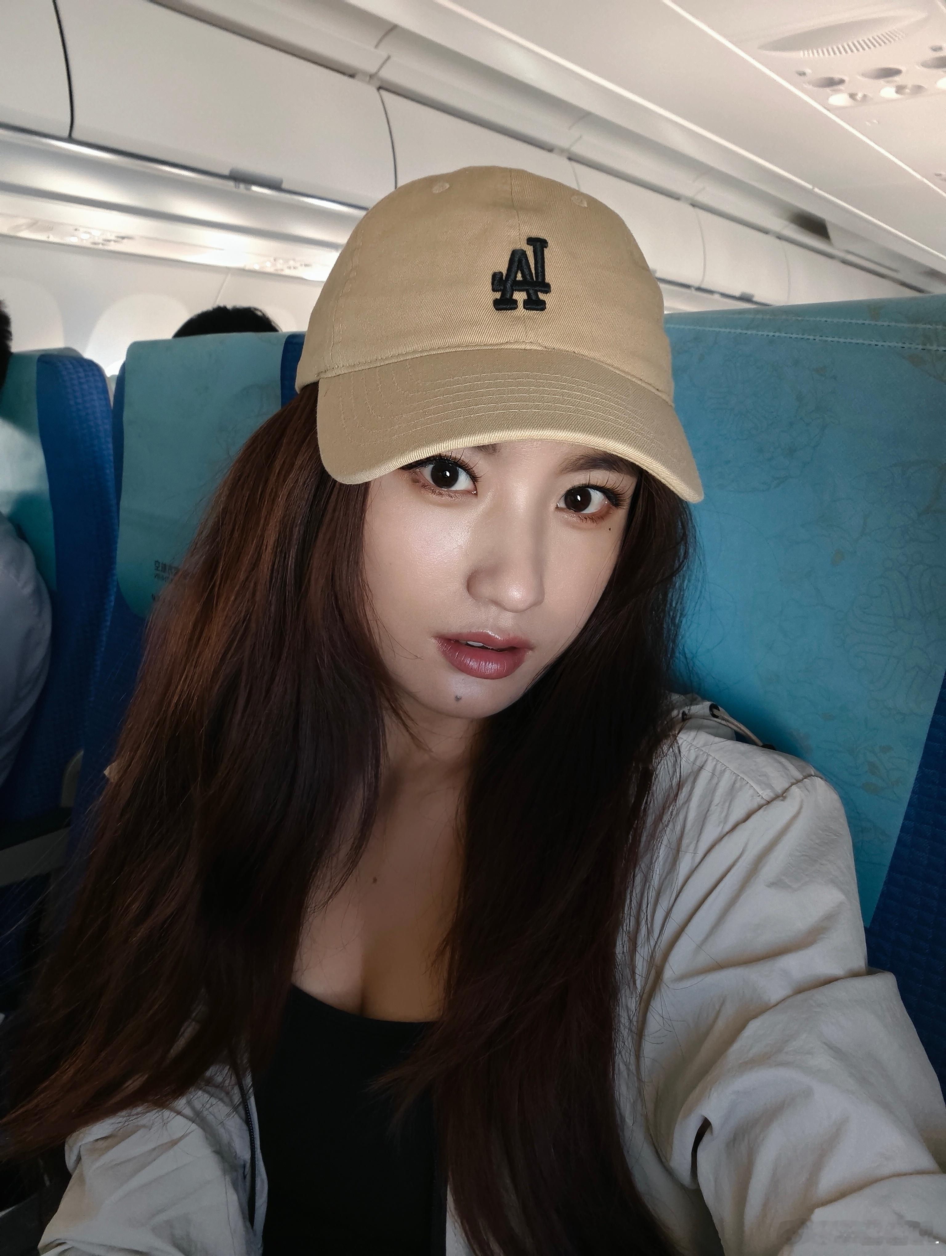 做你们的博主也太难了吧！嫌我胖，嫌我化妆不好，嫌我吃得多…你们不是应该多夸夸我。