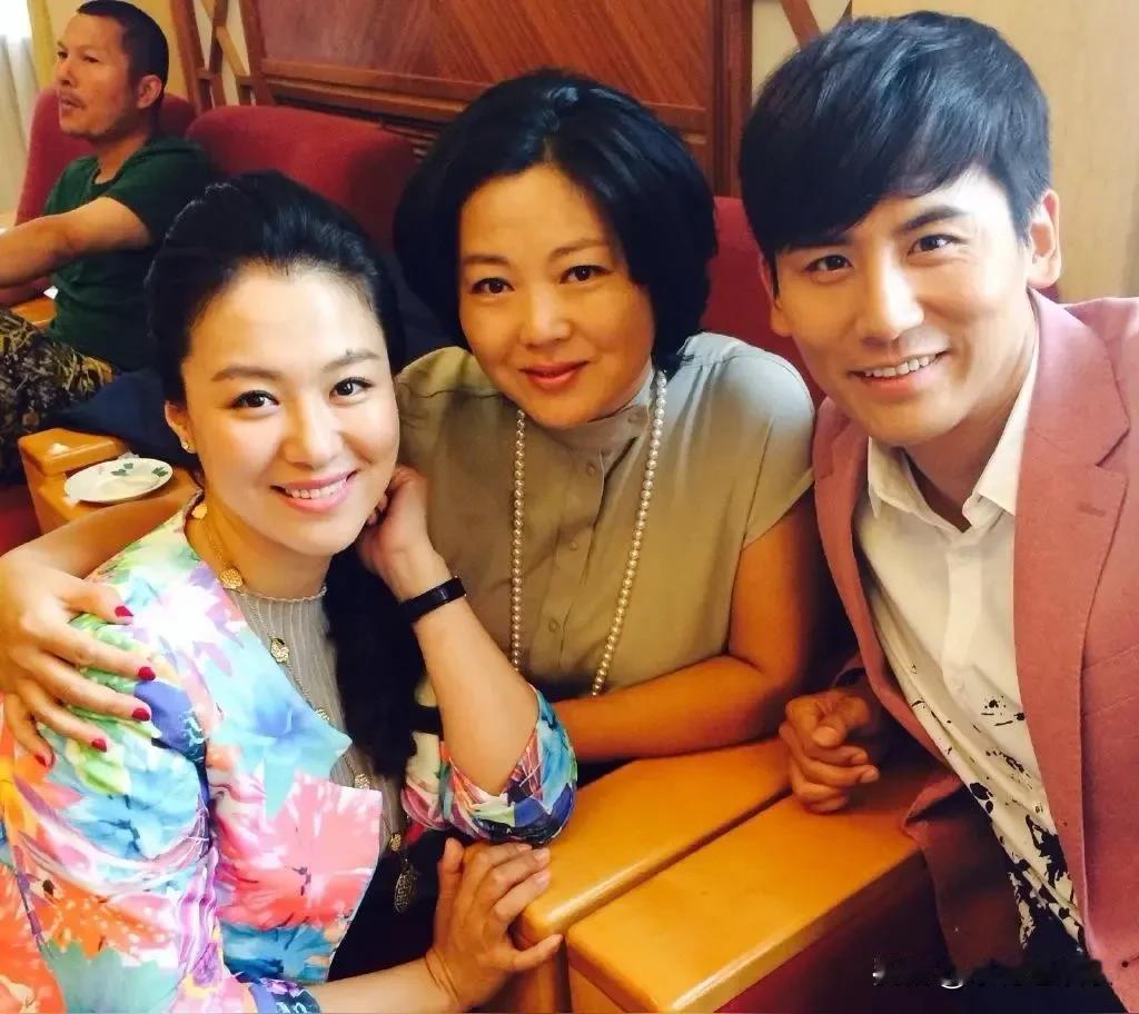 右边的是男演员于晓光，左边的两位女演员是谁？特别是最左边这位，特别面熟。。