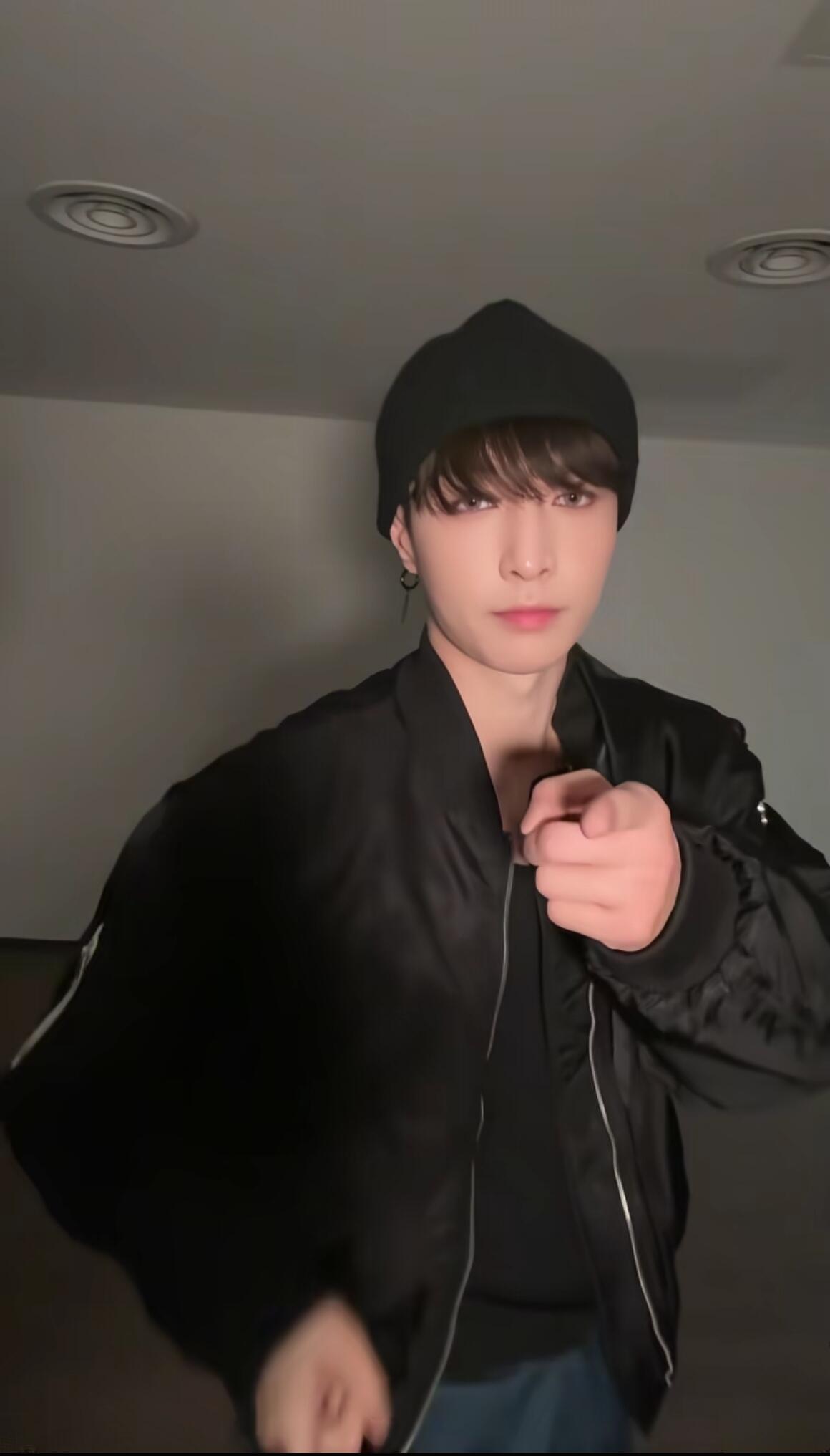 有生之年居然能看到张艺兴工作室视频bgm是TFBOYS《爱出发》！次元壁直接碎一