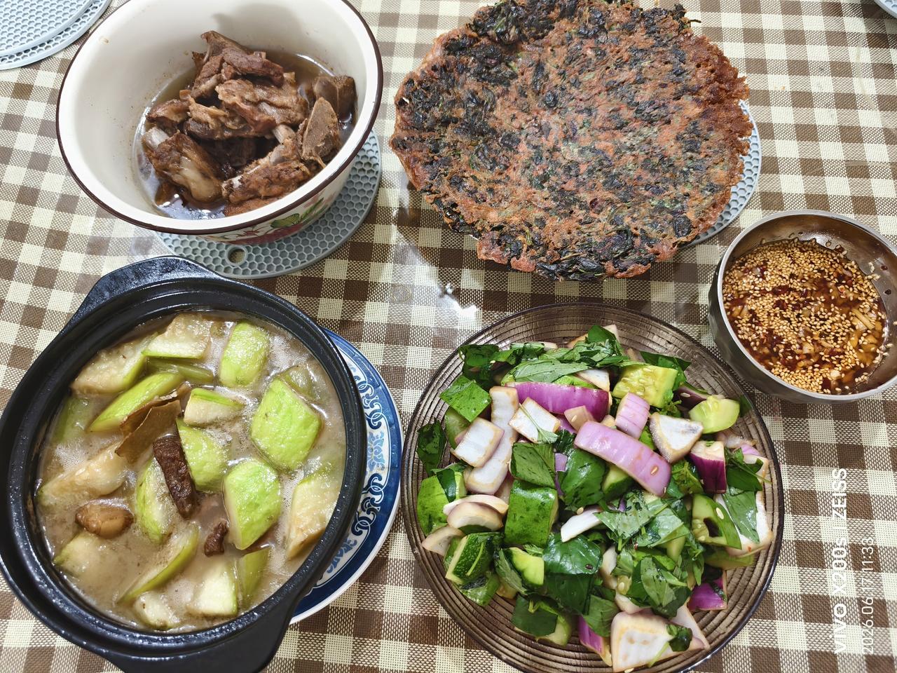 记录我的2026美食分享：2026年6月17日家庭中午菜谱：五花肉烧瓠子，红苋菜