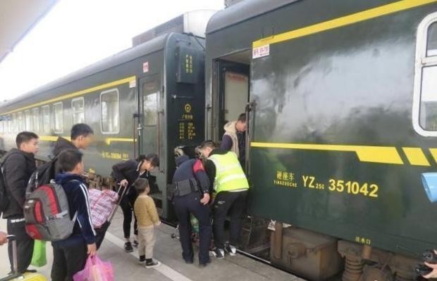 好多年以来，每逢过年，都是远在家乡的老人早早把各种好吃的准备好，在家一天天数着日