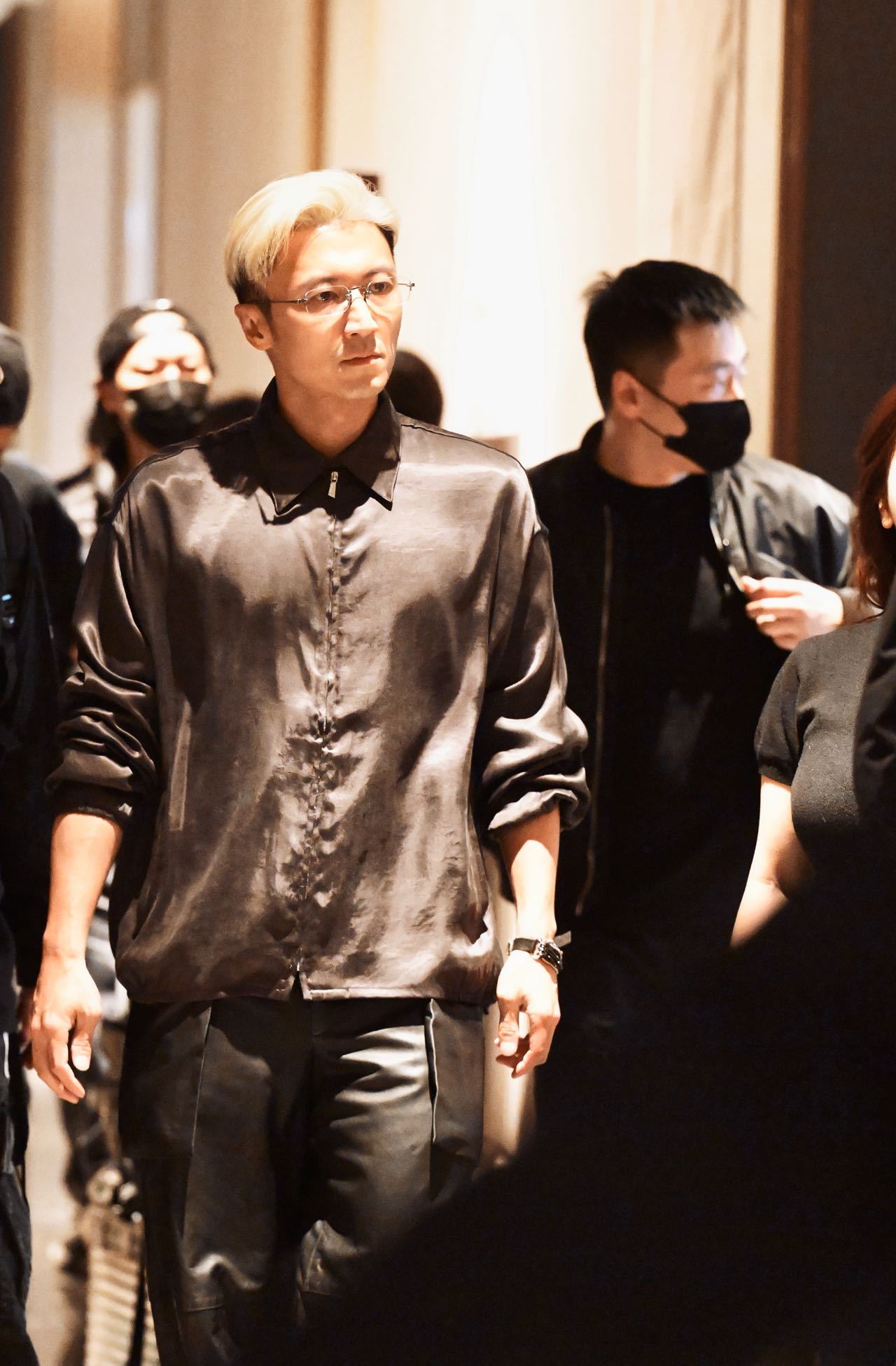 泉州偶遇谢霆锋 泉州街头邂逅谢霆锋，便装出镜依旧帅度满分，颜值气质双在线，从小帅