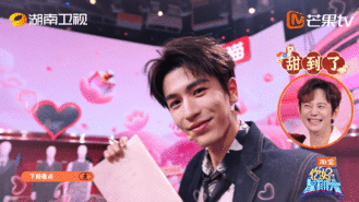 张凌赫田曦薇校园初恋味好浓 高中课堂既视感拉满！好六现场一起做数学题，青涩互动超