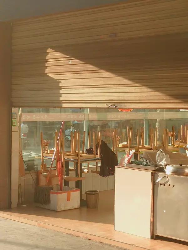 2月27日江西赣州，女子蹭完wifi向店主强借100元，声称“我手机里没钱了 ，