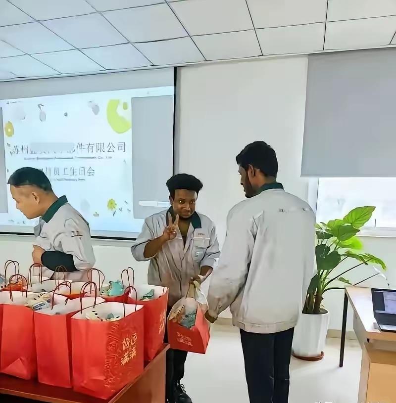 苏州工厂慌了："印度同胞"改"印度同事"

删除更换争议贴文，求生欲满满。"同胞