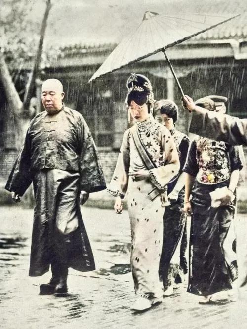 1928年，末代皇帝婉容，在雨天外出散步时，拍下了一张老照片。照片中的她身着时髦