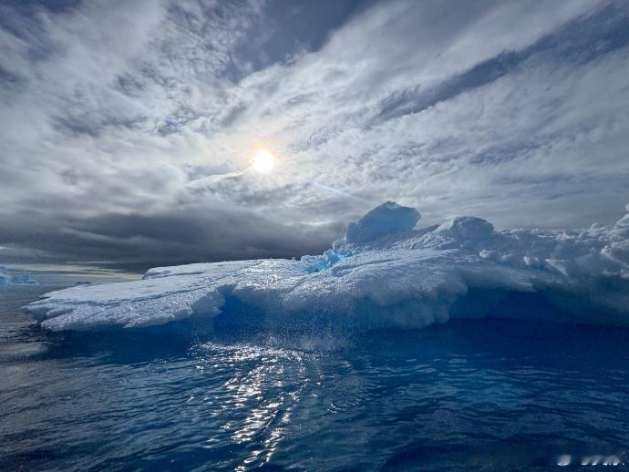 吴京镜头里的南极，是被上帝偏爱的净土！冰川的壮丽与脆弱并存，企鹅的憨萌治愈人心，