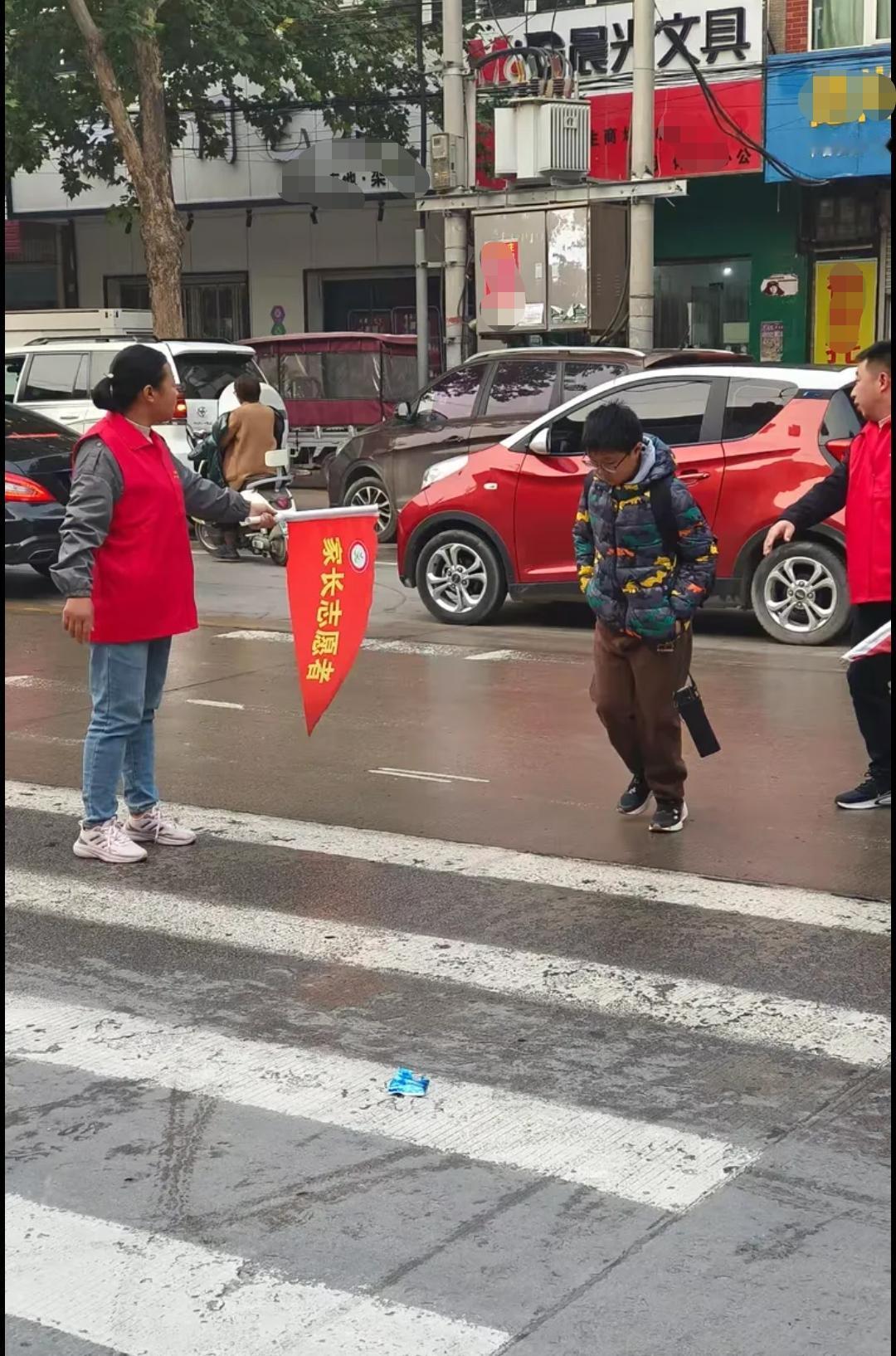 家长志愿者

学校门口每天都有两名学生家长值勤，名为家长志愿者。

这些家长志愿