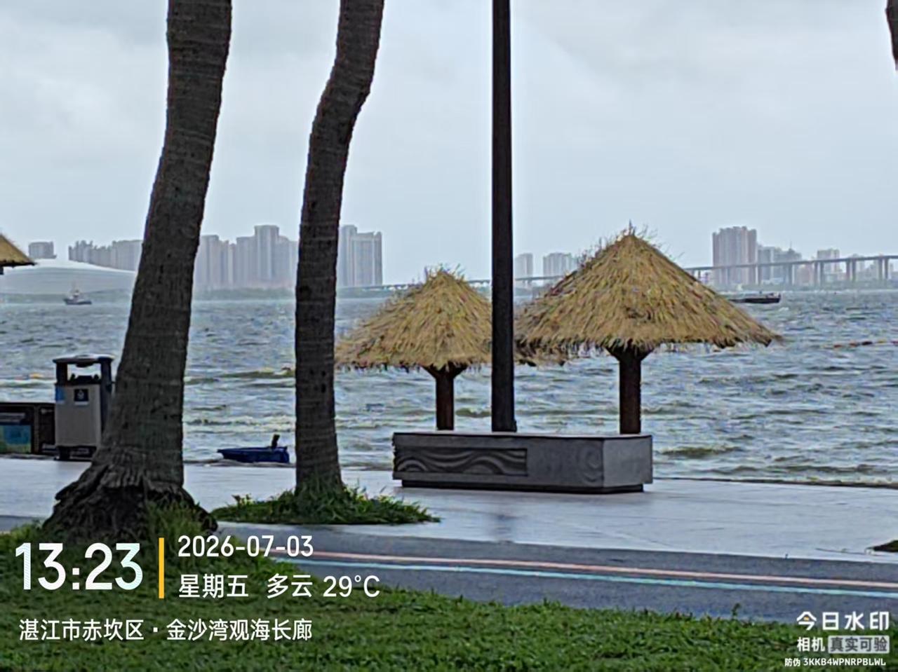 7月3日，海水都漫上金沙湾了。