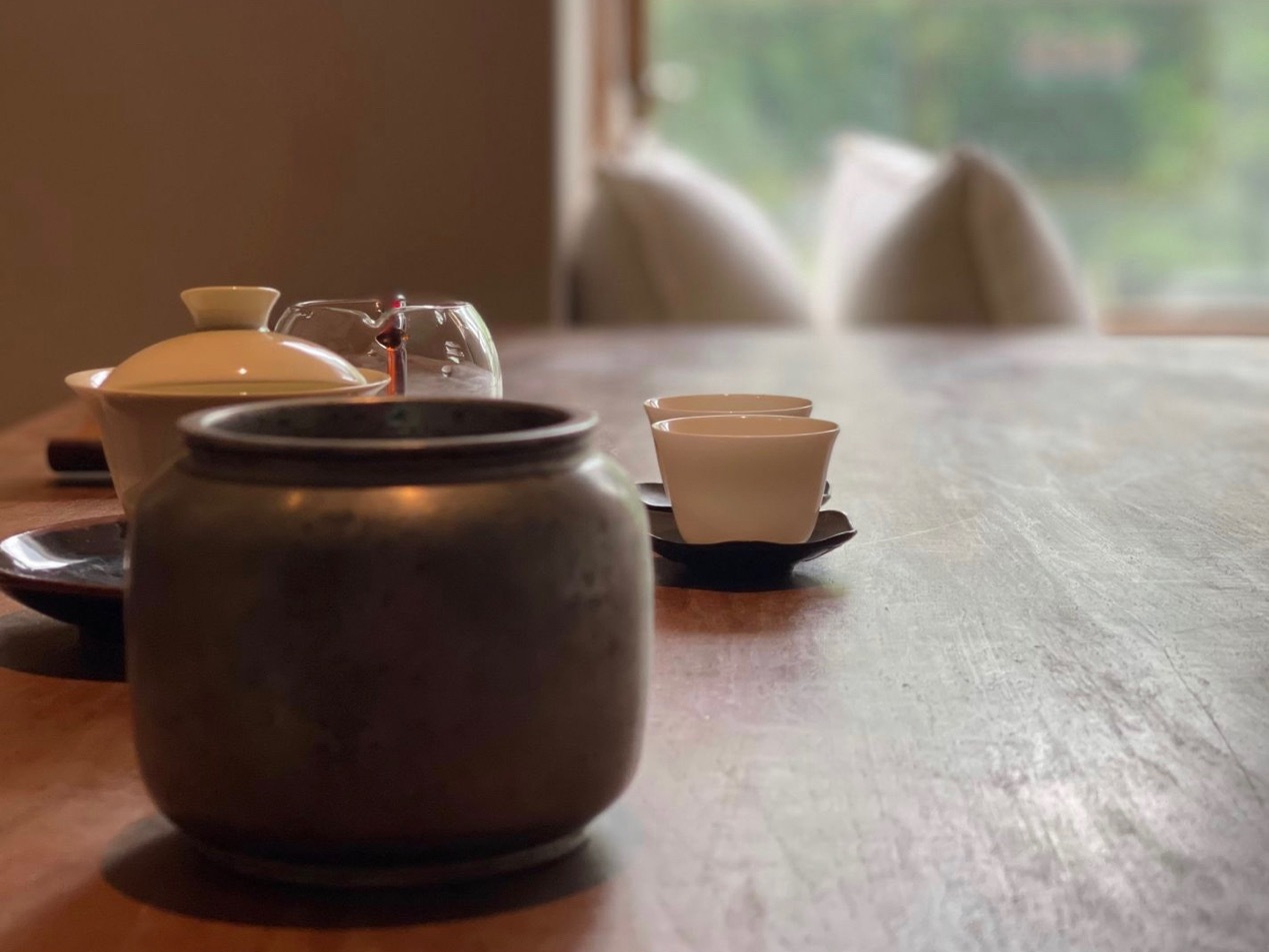 品茶赏器交友  人与茶之间无需言语，仅仅通过水的媒介就可以完成一次心灵的对话。 