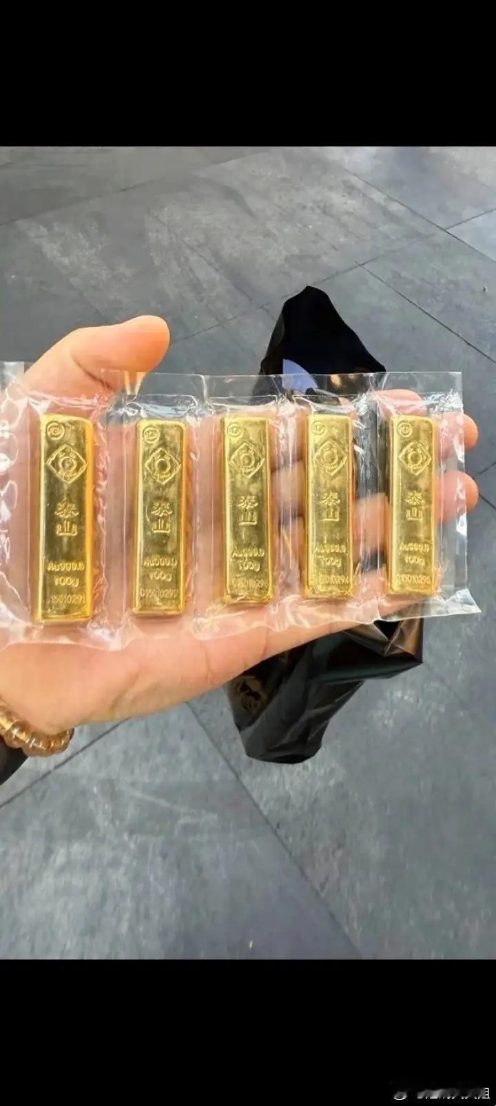 现货黄金跌下4500美元黄金昨天价格还在983，今天一大早开盘就直接跌到了973