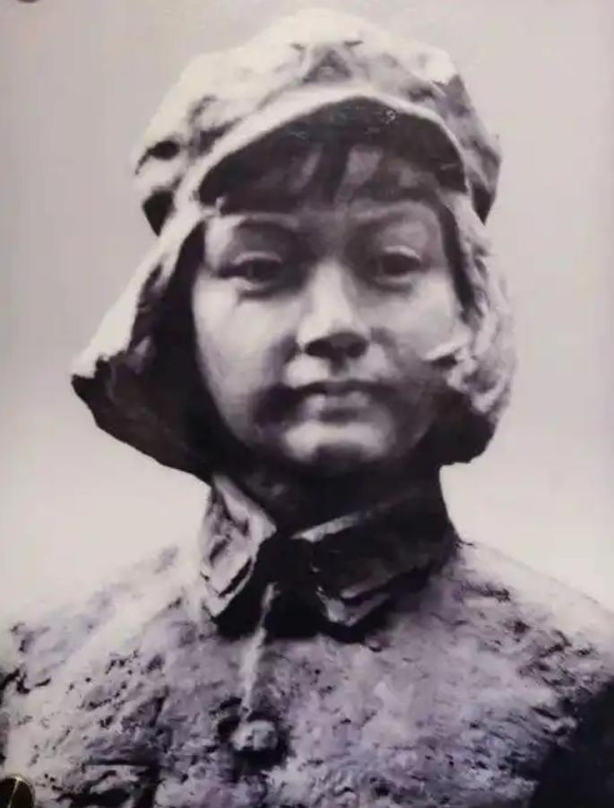 朱德和妻子正在吃饭，突然，敌军踹门而入：“抓住朱德！”妻子灵机一动，抓起一个脸盆