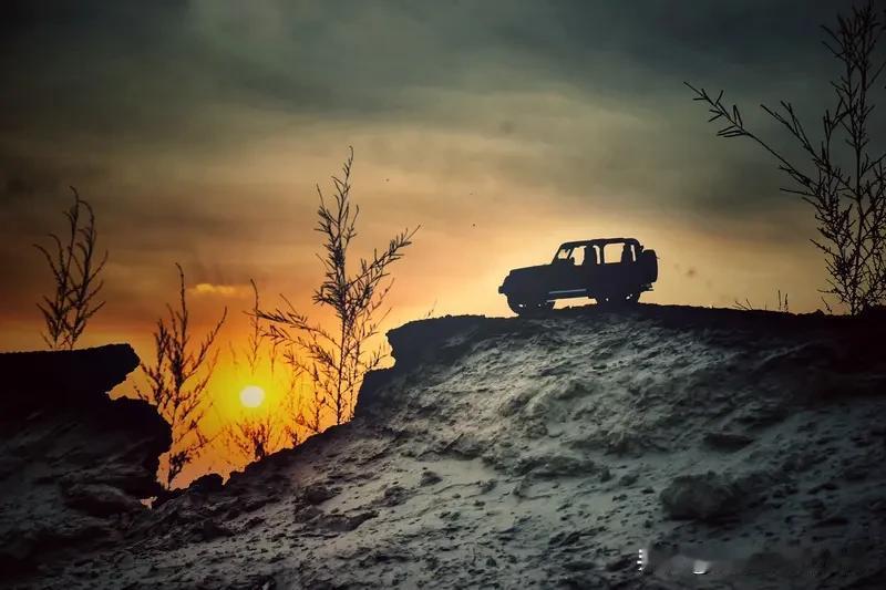 “踏碎荆棘寻坦途”，这上联充满了拼搏奋进的劲儿。我对“拨开云雾见骄阳”。
人生就