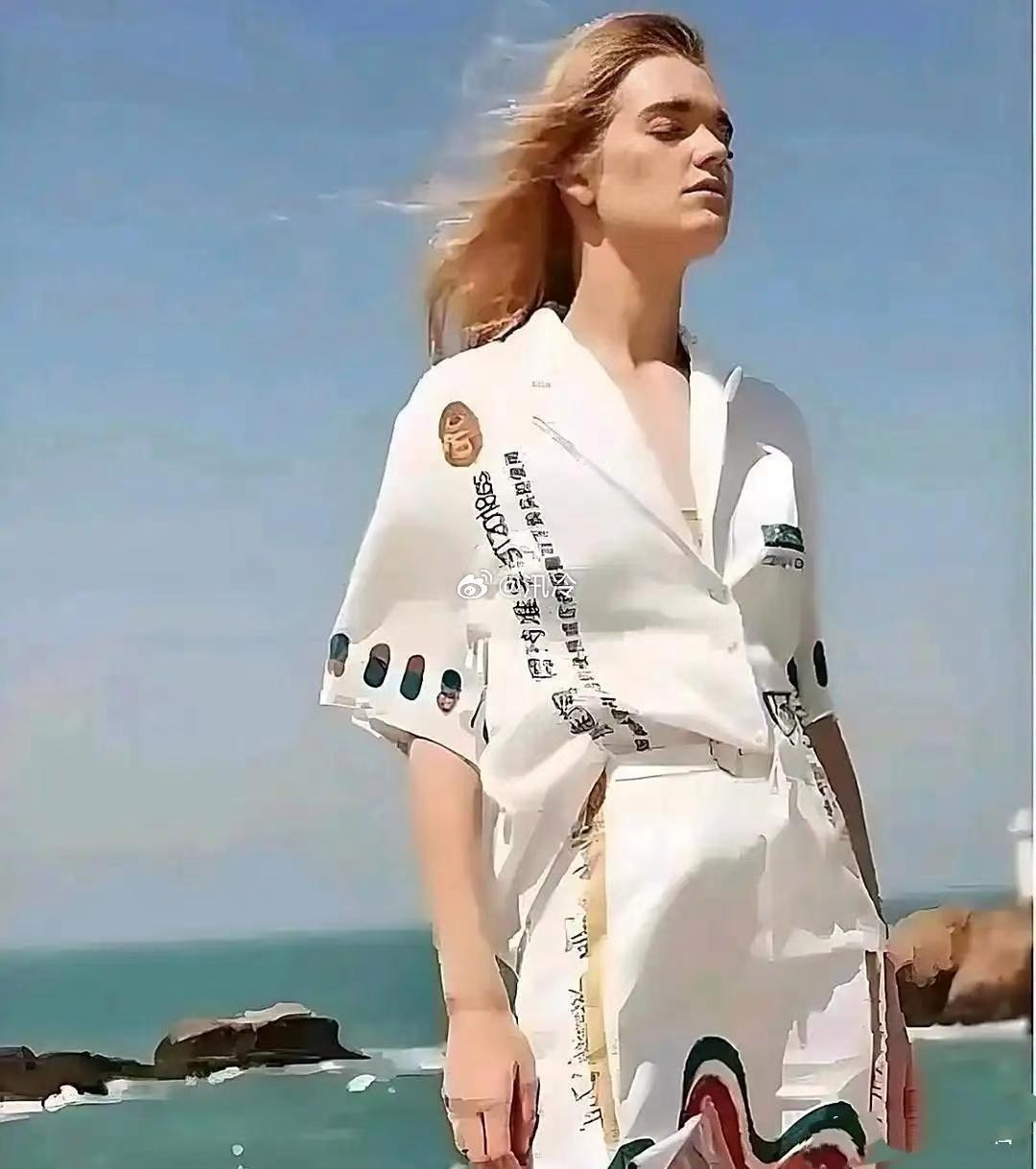 但凡认识几个字也不会穿这个了吧 