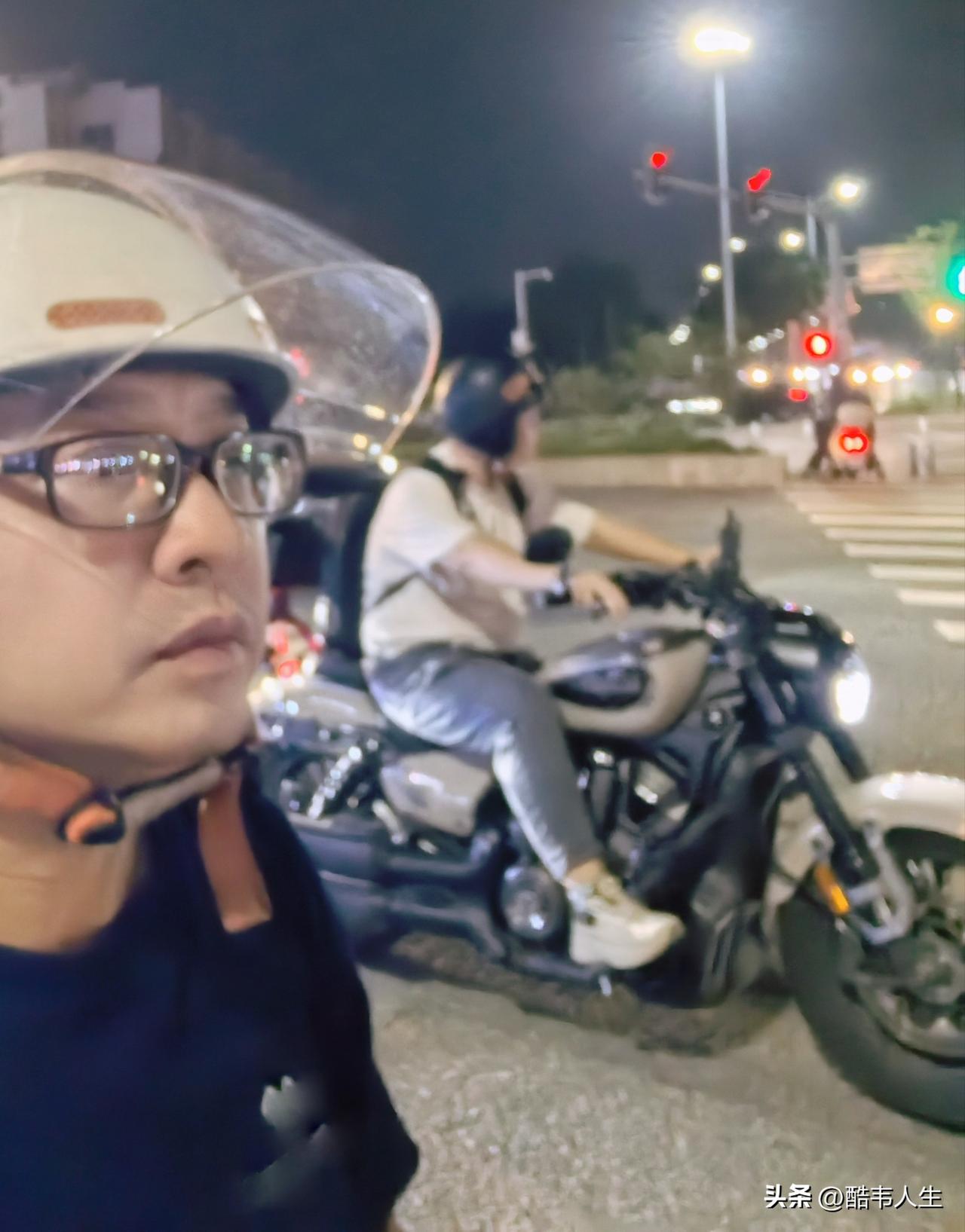 从淡水返程，尽管你骑着重机，我驾着小电驴，却丝毫不妨碍咱俩在一个又一个路口重逢。